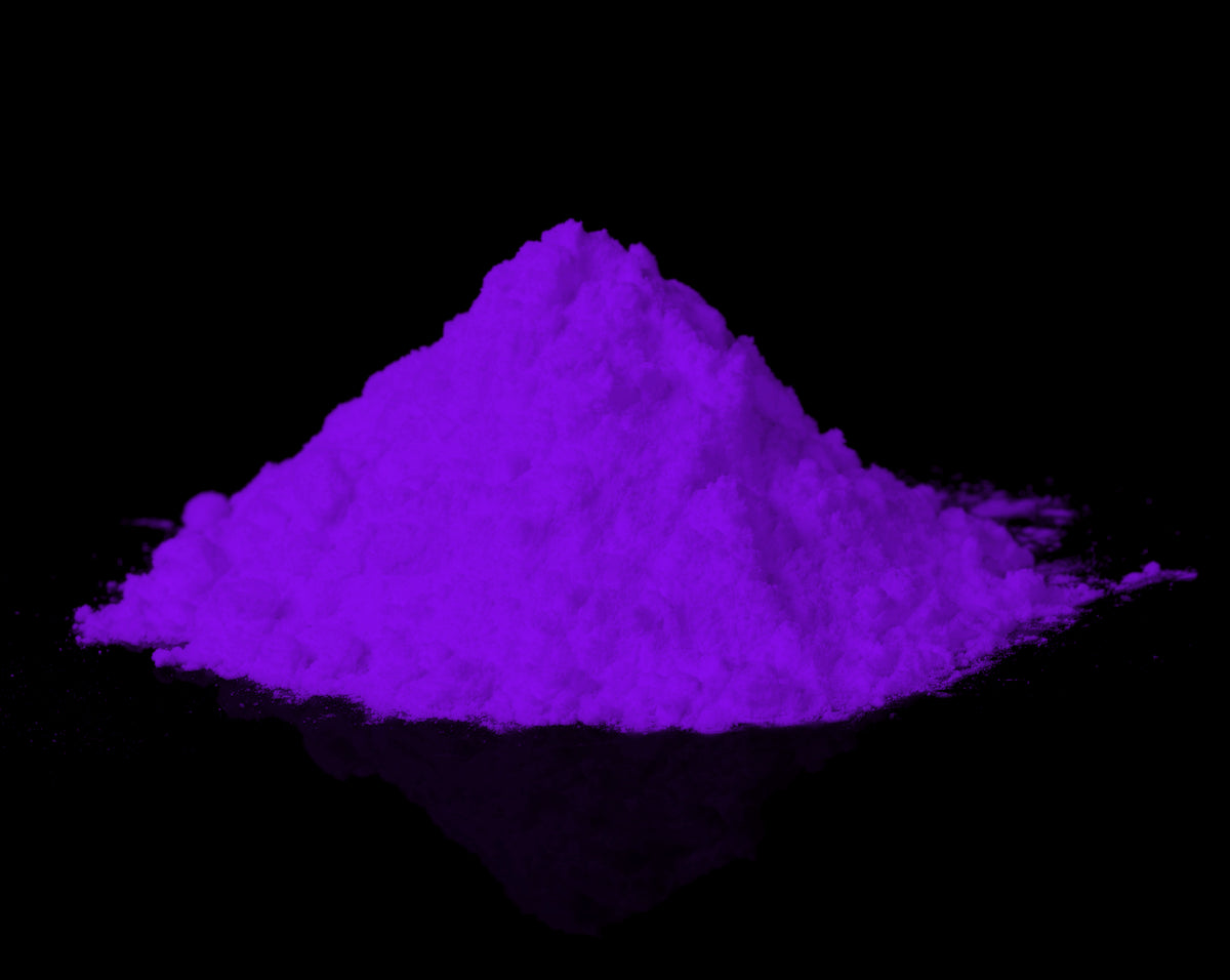 Leuchtpulver Lila 40 g als Pulverhaufen im Dunkeln, violett nachleuchtend