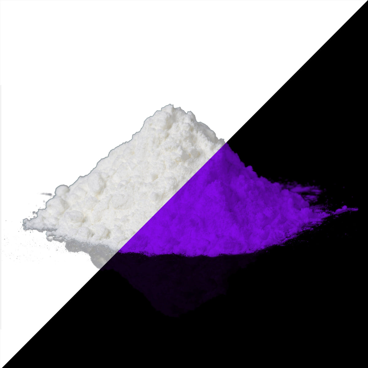 Leuchtpulver Lila 40 g: Pulverhaufen links bei Tageslicht weißlich, rechts im Dunkeln violett leuchtend