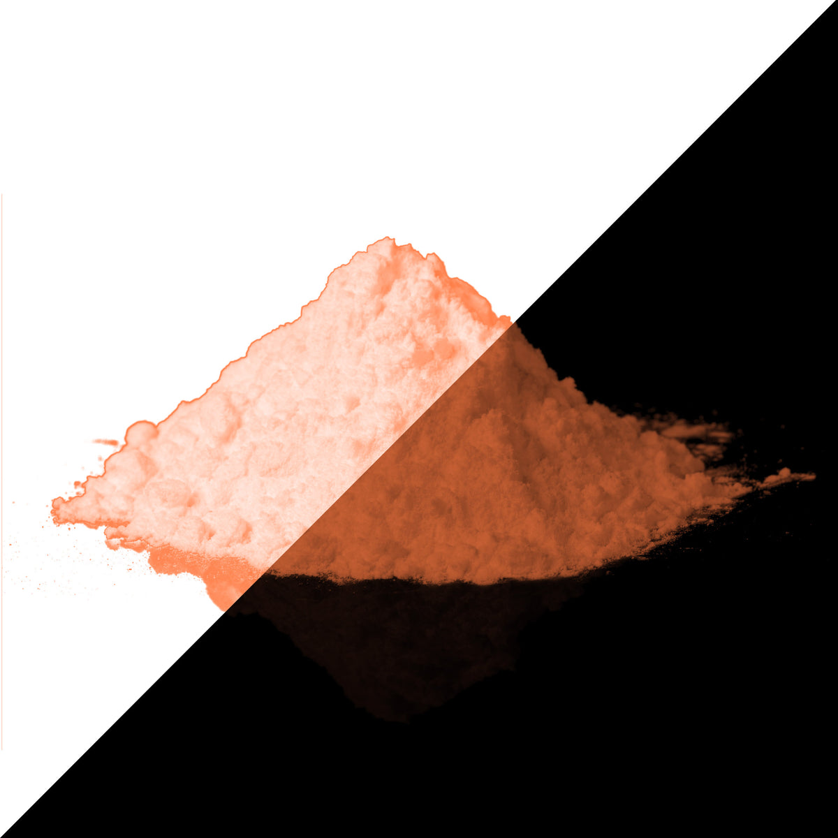 Leuchtpulver Orange 40 g als Haufen, diagonal geteilt: links bei Tageslicht hell orange, rechts im Dunkeln orange leuchtend
