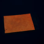 Leuchtpulver Orange 40 g: Beutel mit Pulver im Dunkeln, orange leuchtend