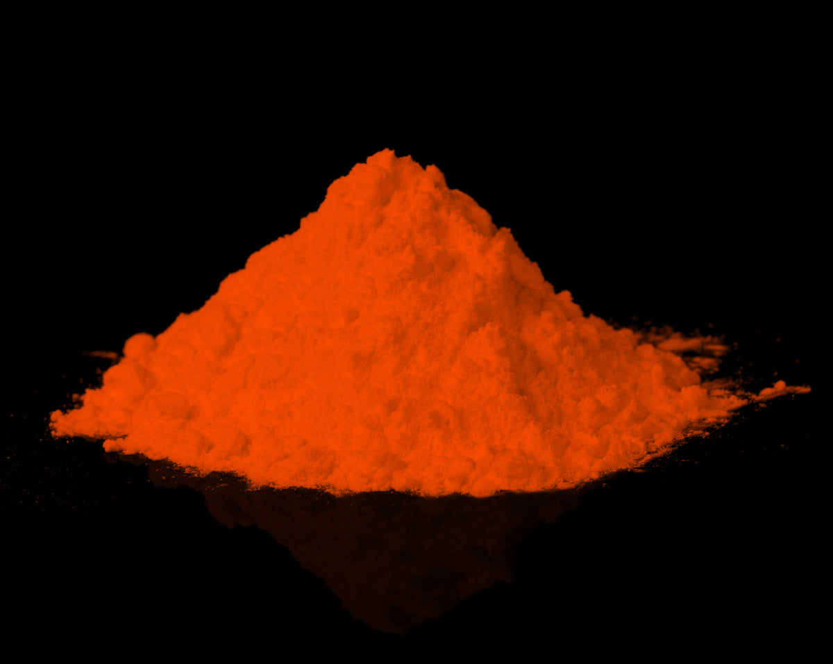 Haufen Leuchtpulver Orange 40 g im Dunkeln, das Pulver leuchtet orange