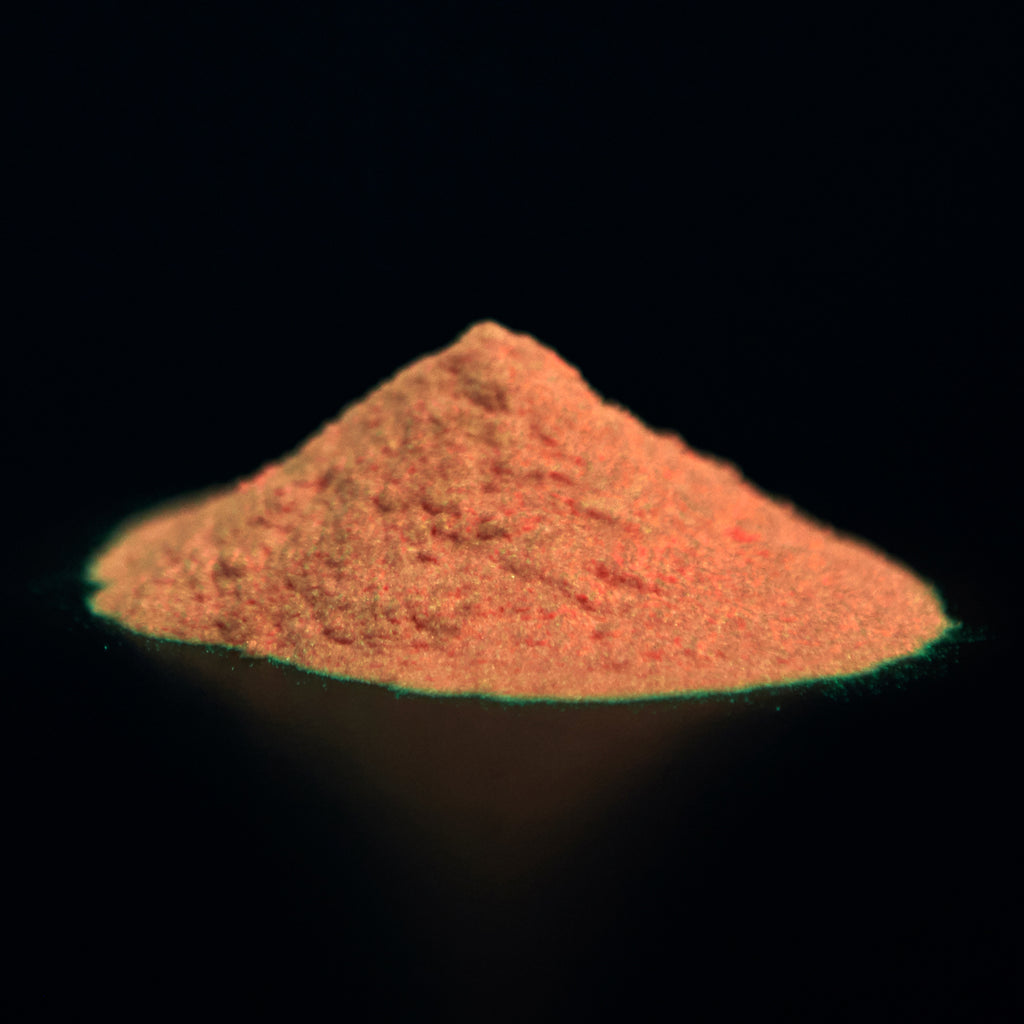 Leuchtpulver Rot 40 g: Pulverhäufchen im Dunkeln mit orangefarbenem Nachleuchten