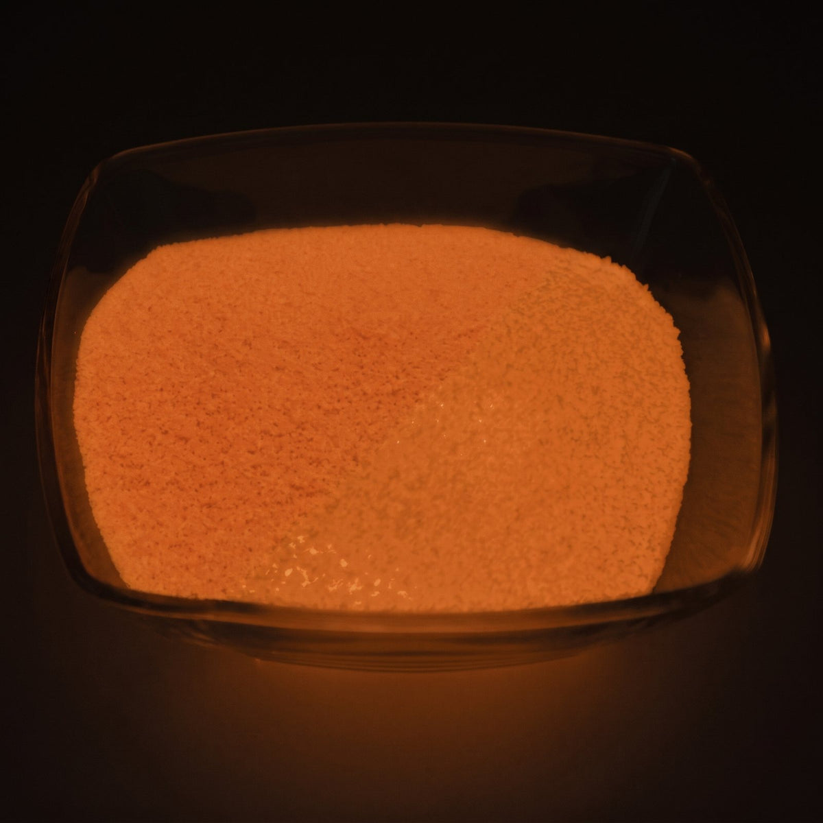 Leuchtgranulat Orangerot 1 mm, 100 g im Dunkeln, orange nachleuchtend