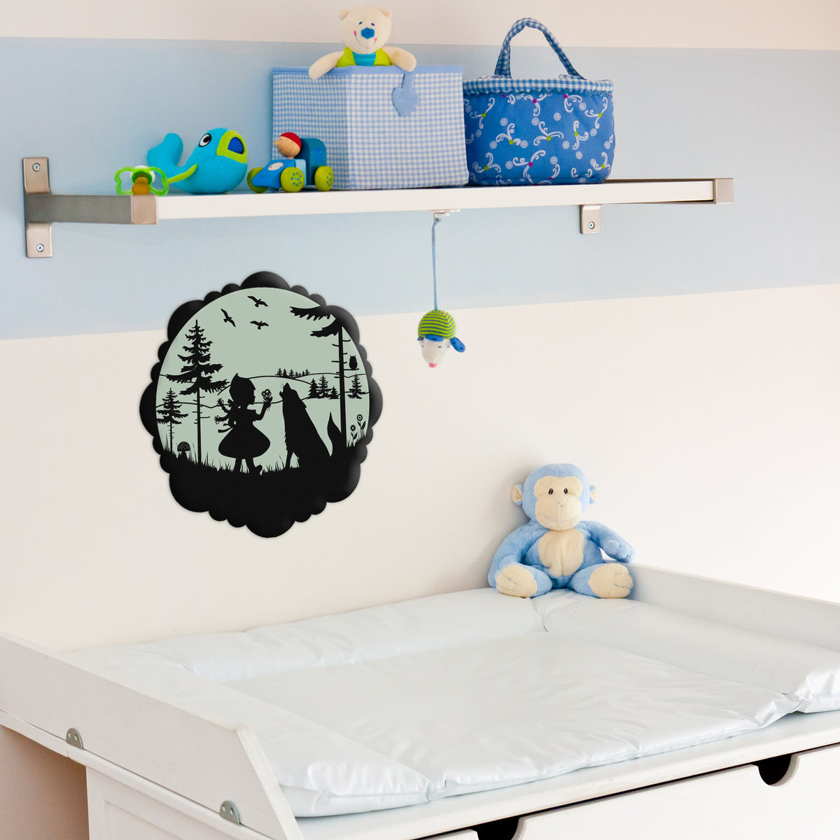 Märchenaufkleber Rotkäppchen 30 cm bei Tageslicht an der Wand eines Kinderzimmers über dem Wickeltisch