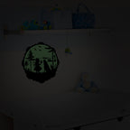 Märchenaufkleber Rotkäppchen 30 cm an der Wand eines Kinderzimmers im abgedunkelten Raum, grünlich leuchtend