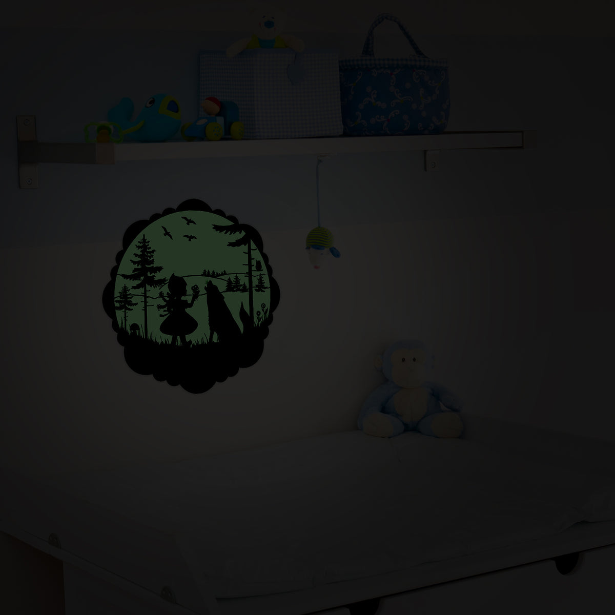Märchenaufkleber Rotkäppchen 30 cm an der Wand eines Kinderzimmers im abgedunkelten Raum, grünlich leuchtend