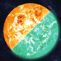 Planeten-Aufkleber Sonne 30 cm: Sonnenmotiv vor Sternenhimmel, obere Hälfte orange bei Licht, untere grün leuchtend