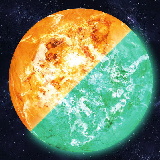 Planeten-Aufkleber Sonne 30 cm: Sonnenmotiv vor Sternenhimmel, obere Hälfte orange bei Licht, untere grün leuchtend