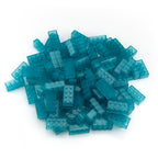 Klemmbausteine 2x4 Blau als Haufen bei Tageslicht, durchscheinend in Blaugrün