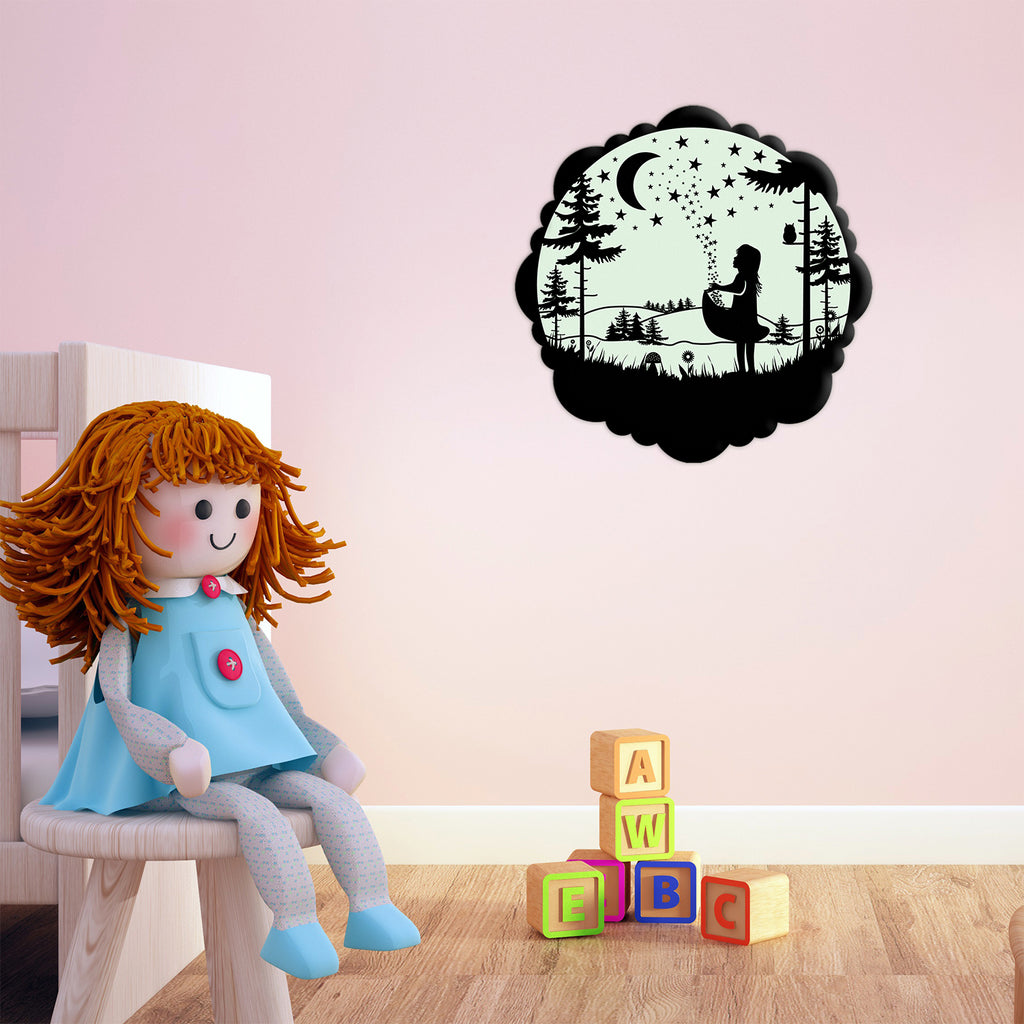 Märchenaufkleber Sterntaler 30 cm an einer rosa Kinderzimmerwand bei Tageslicht, daneben Puppe und Holzwürfel