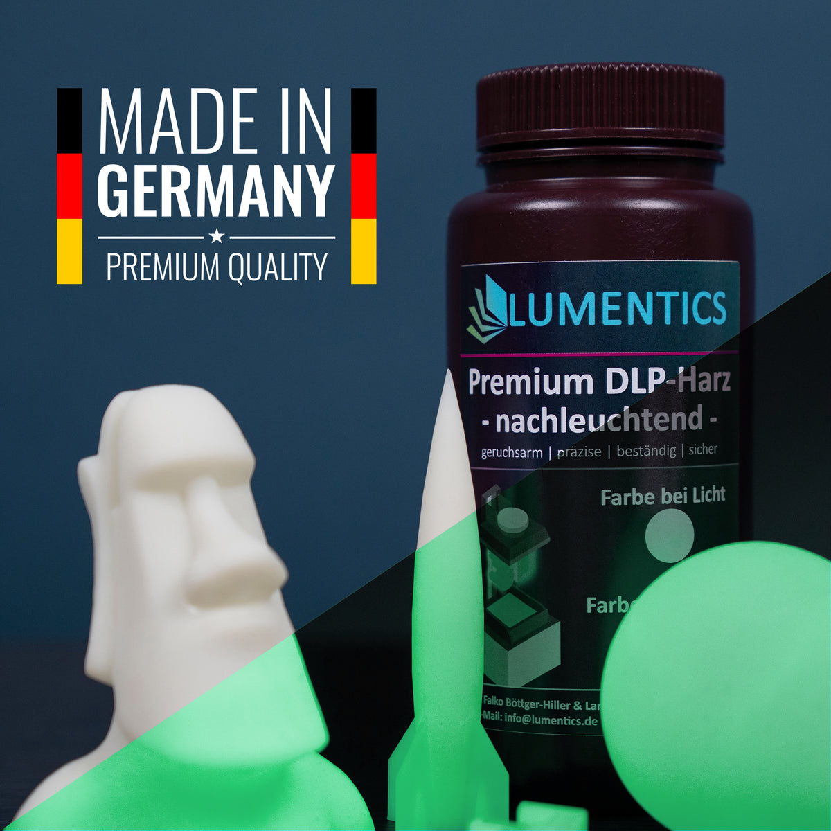 3D-Druckharz Grün 500 g: Flasche mit gedruckter Figur und Rakete, links bei Licht weiß, rechts im Dunkeln grün