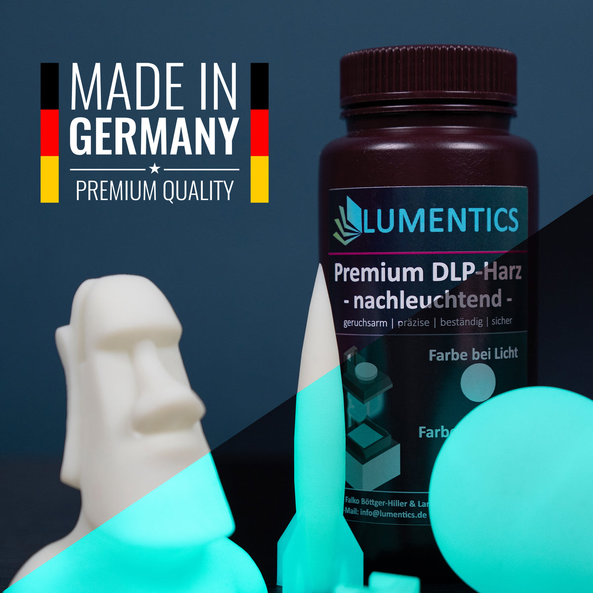 3D-Druckharz Grünblau 500 g mit gedruckten Modellen, geteilt: links bei Licht weiß, rechts im Dunkeln grünblau