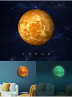Planeten-Aufkleber Venus 30 cm: Collage mit Motiv und Wand über einem Sofa bei Tag und im Dunkeln